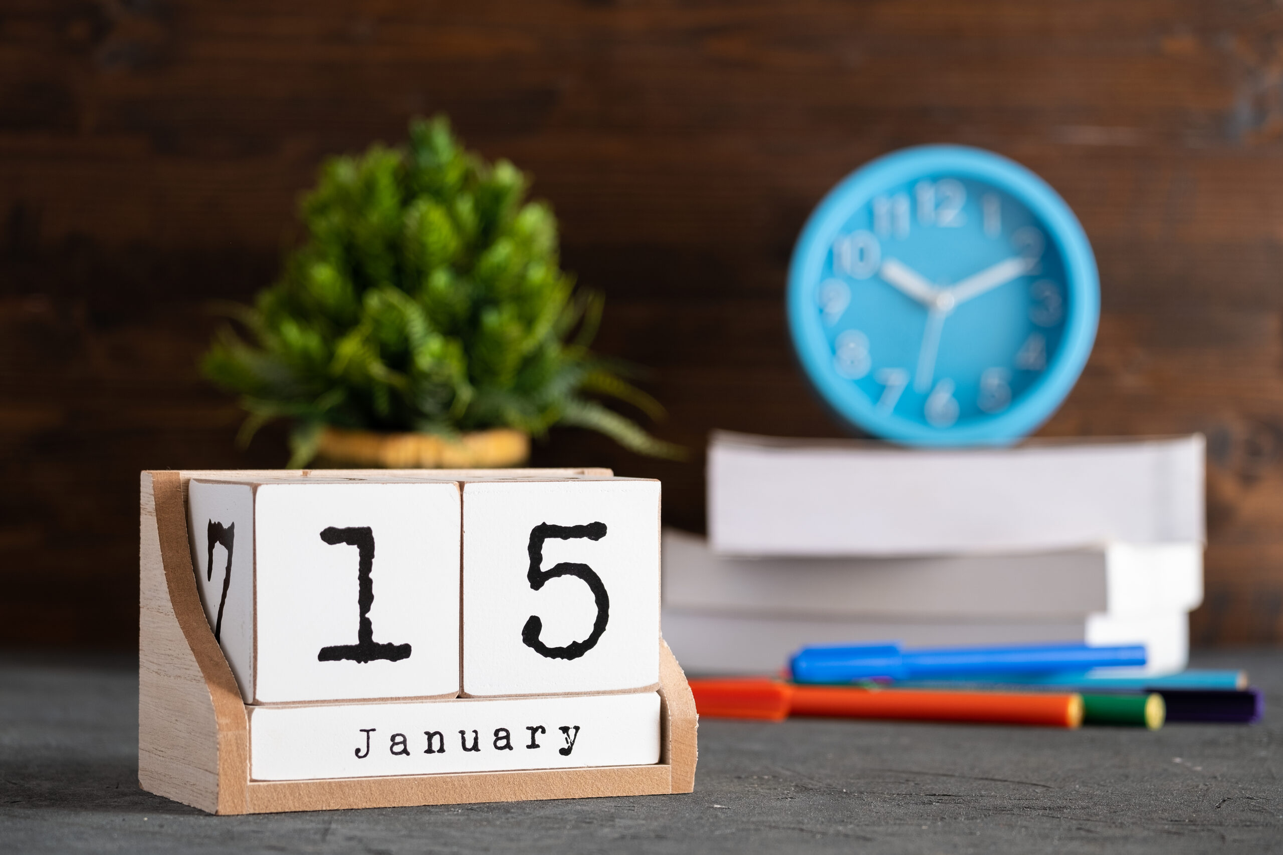 january-15th-january-15-wooden-cube-calendar-with-blur-objects-background-scaled.jpg